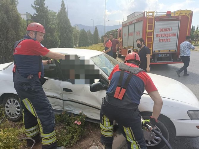 Araç İçerisinde Sıkışan Yolcunun İmdadına İtfaiye Yetişti