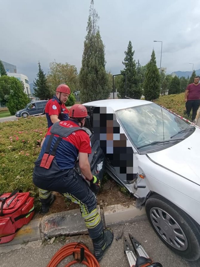 Araç İçerisinde Sıkışan Yolcunun İmdadına İtfaiye Yetişti