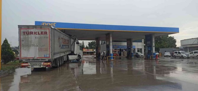 Devrilen Hafriyat Kamyonuna Çarpmamak İçin Akaryakıt İstasyonuna Daldı