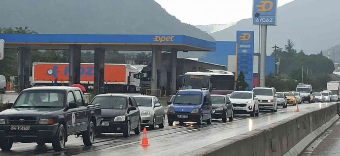 Devrilen Hafriyat Kamyonuna Çarpmamak İçin Akaryakıt İstasyonuna Daldı