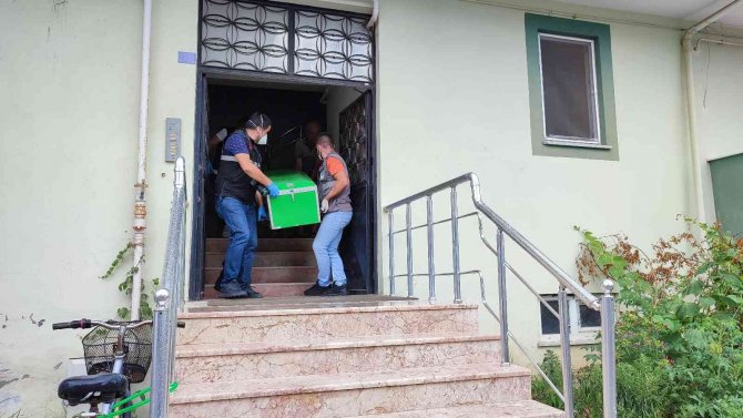 Bir Süredir Haber Alınamıyordu, Komşuları Balkondan Eve Girince Şoke Oldular