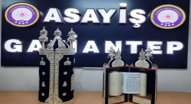 Sinagogdan 600 Bin Lira Değerinde El Yazması İki Tevrat’ı Çalan Hırsızlar Tutuklandı