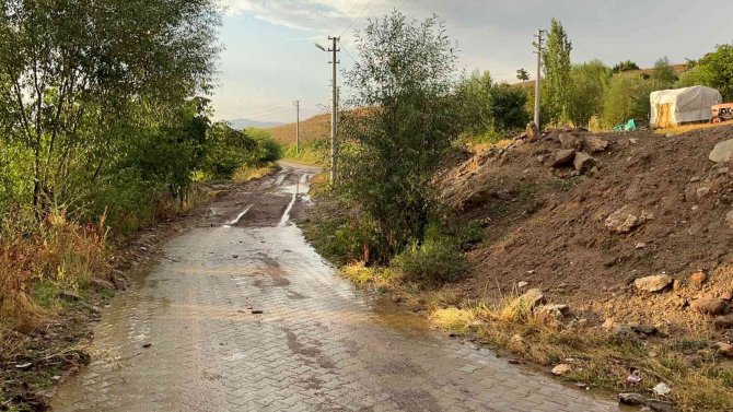 Selin Getirdiği Çamur Ve Toprak Yolu Kapattı, Mahalleli Mahsur Kaldı