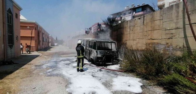 Manavgat’ta Park Halindeki Minibüs Cayır Cayır Yandı
