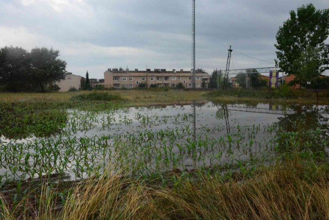 Cadde Yağmur Suyuyla Doldu, Milyonluk Araç Yolda Kaldı