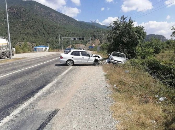 Karabük’te İki Otomobil Kafa Kafaya Çarpıştı: 5 Yaralı