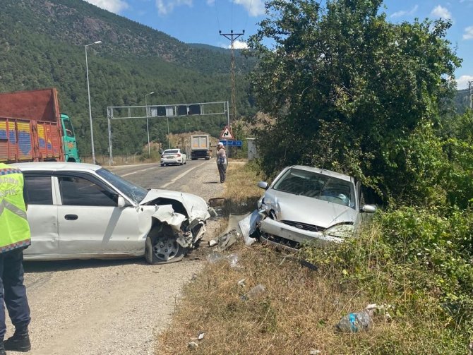 Karabük’te İki Otomobil Kafa Kafaya Çarpıştı: 5 Yaralı