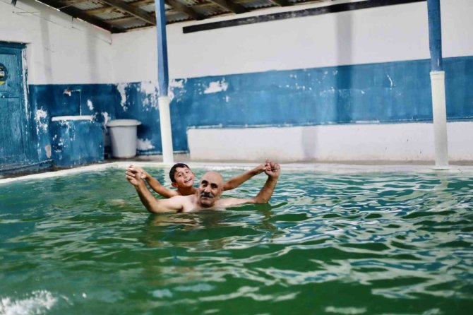 Kavurucu Sıcakta 40 Dereceyi Bulan Diyadin Kaplıcaları’nda Şifa Arıyorlar