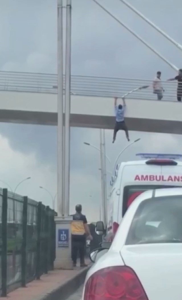 Atlamak Üzereyken İtfaiye Ekipleri Böyle Aldı