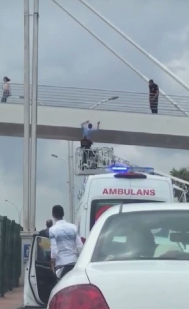 Atlamak Üzereyken İtfaiye Ekipleri Böyle Aldı
