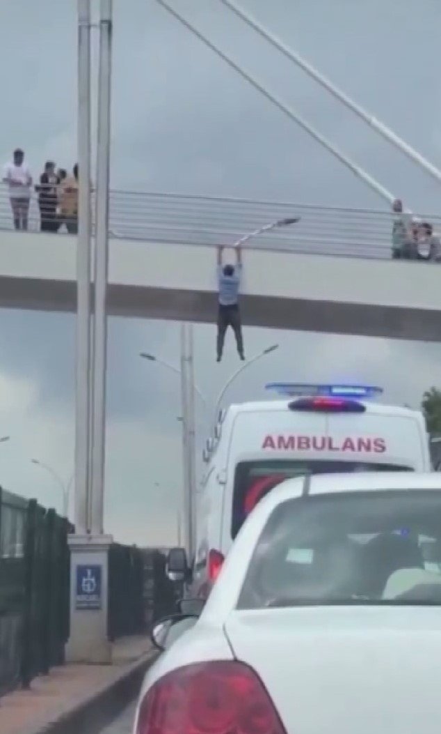 Atlamak Üzereyken İtfaiye Ekipleri Böyle Aldı