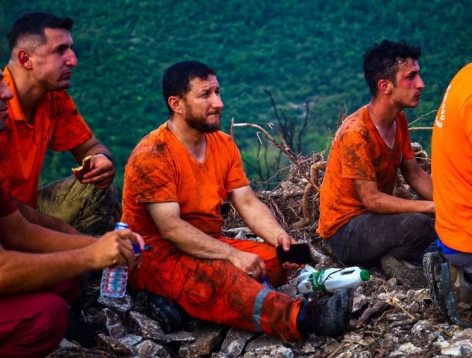 Gönüllüler, Yanan Ormanlık Alandaki Çöpleri Topladı