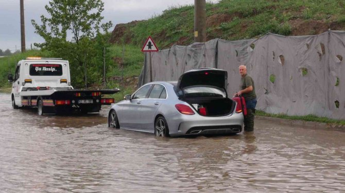 Cadde Yağmur Suyuyla Doldu, Milyonluk Araç Yolda Kaldı