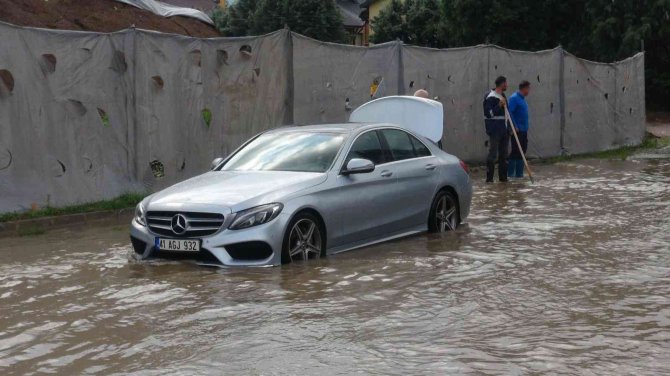 Cadde Yağmur Suyuyla Doldu, Milyonluk Araç Yolda Kaldı
