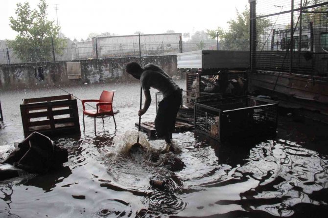 Kocaeli’de Sağanak Hayatı Felç Etti