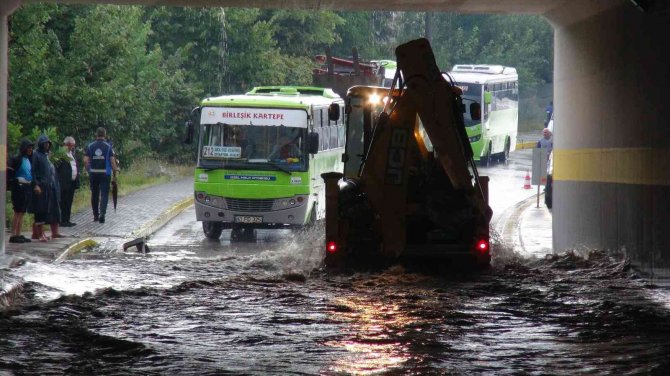 Kocaeli’de Sağanak Hayatı Felç Etti