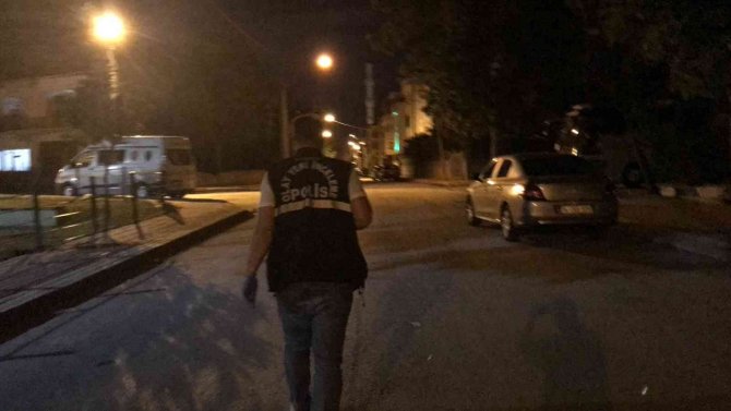 Parkta Çıkan Kavgada 16 Yaşındaki Genç Boynundan Bıçaklandı