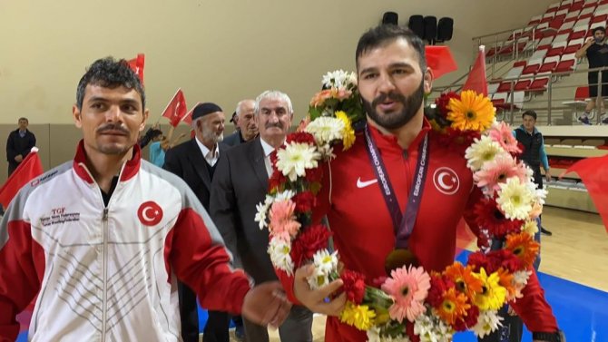 Eskişehirli Milli Güreşçi Muhammet Akdeniz Minderden Gümüş Madalya İle Ayrıldı