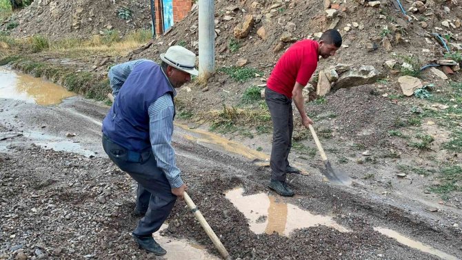 Selin Getirdiği Çamur Ve Toprak Yolu Kapattı, Mahalleli Mahsur Kaldı