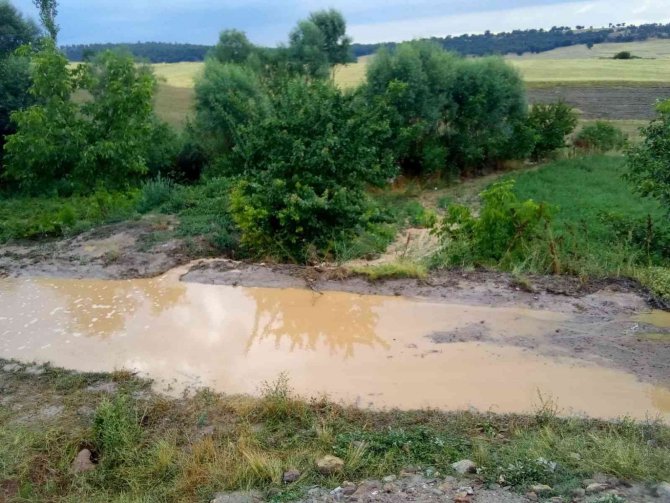Selin Getirdiği Çamur Ve Toprak Yolu Kapattı, Mahalleli Mahsur Kaldı