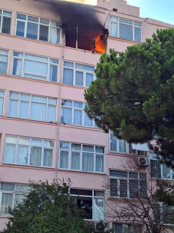 Küçükçekmece’de 5 Katlı Binada Korkutan Yangın