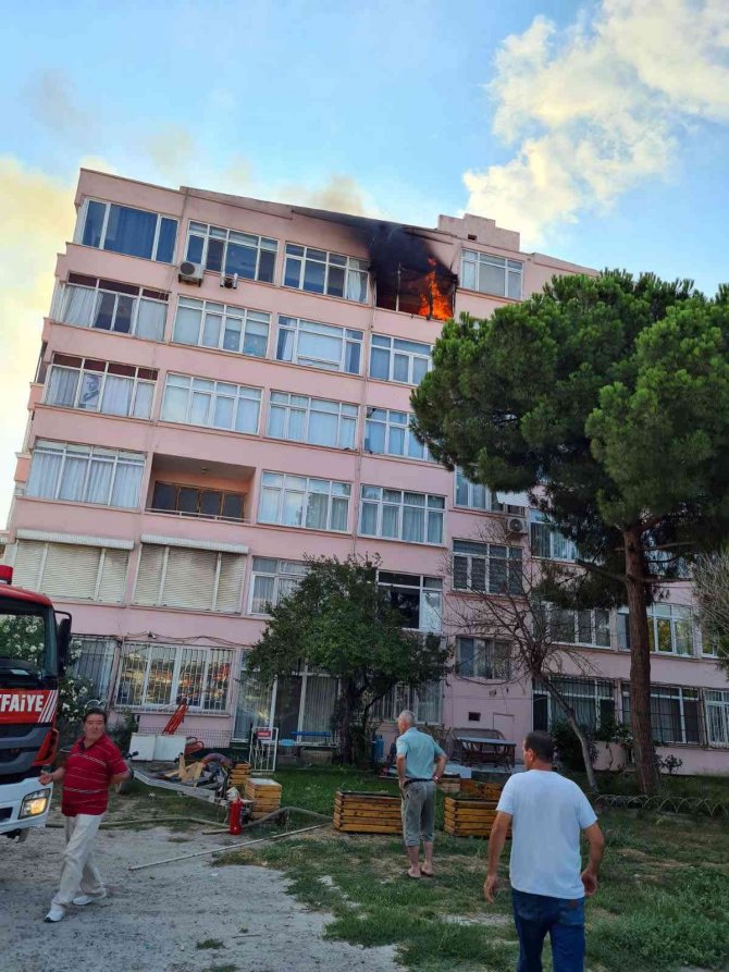 Küçükçekmece’de 5 Katlı Binada Korkutan Yangın