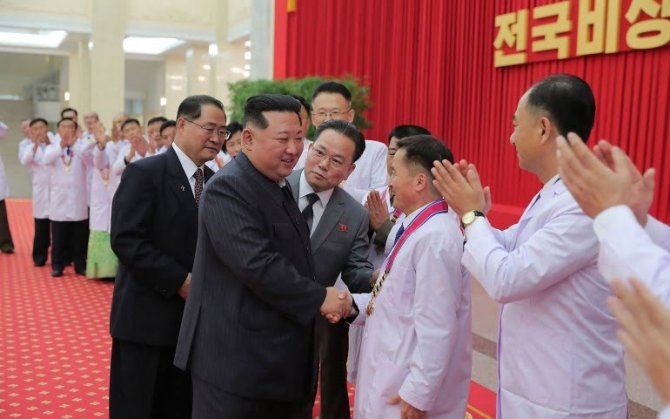 Kuzey Kore Lideri Kim Jong-un Covid-19 Salgınına Karşı Zafer İlan Etti