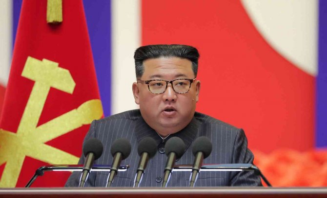 Kuzey Kore Lideri Kim Jong-un Covid-19 Salgınına Karşı Zafer İlan Etti