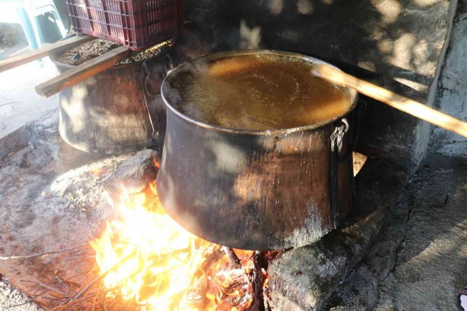 Kadınların Ürettiği Ev Yapımı Dut Pestillerine Yoğun Talep