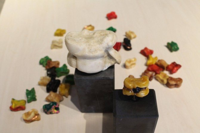 Resim Yeteneği Sayesinde Sayısız Aşık Kemiğine Büyükbaş Hayvanların Resimlerini Çizip Boyadı