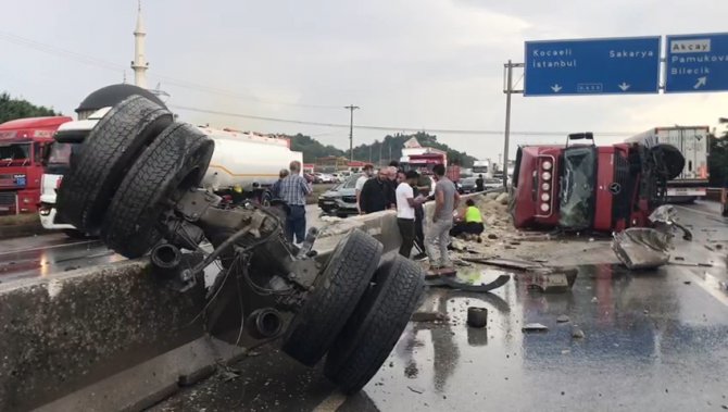 Hafriyat Kamyonu Devrildi, Dolgu Malzemeleri Yola Saçıldı
