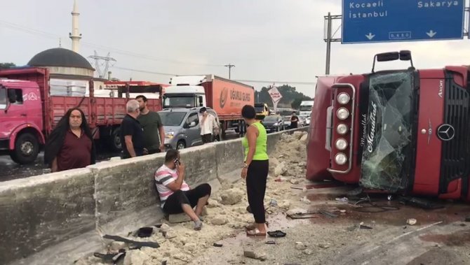 Hafriyat Kamyonu Devrildi, Dolgu Malzemeleri Yola Saçıldı