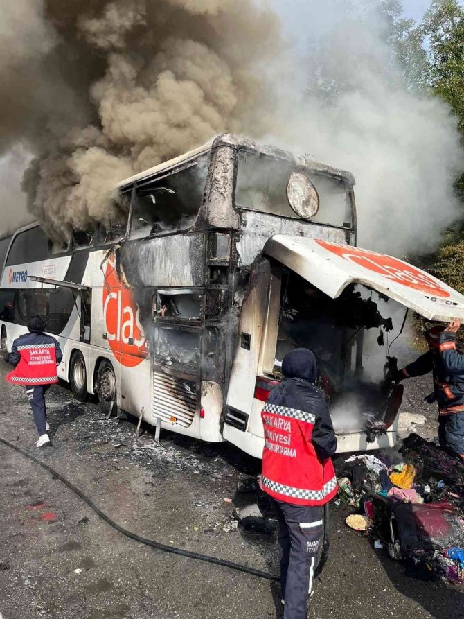Metro Turizm’e Ait İçi Yolcu Dolu Otobüs Tem’de Alev Alev Yandı