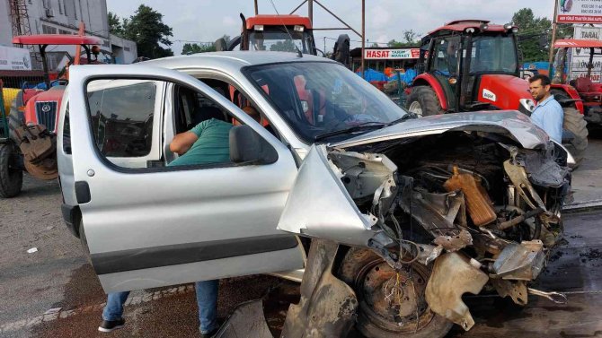 Yoldan Çıkan Araç Galeri Önündeki Traktörlere Çarptı: 3 Yaralı