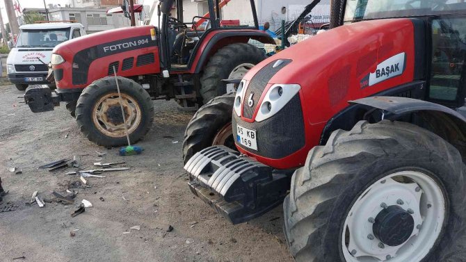 Yoldan Çıkan Araç Galeri Önündeki Traktörlere Çarptı: 3 Yaralı