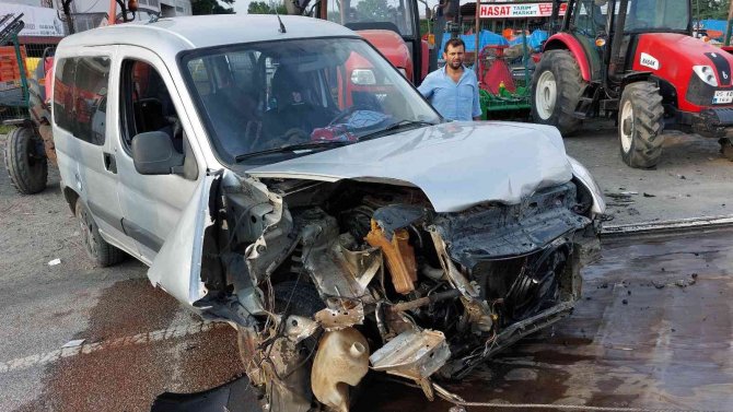 Yoldan Çıkan Araç Galeri Önündeki Traktörlere Çarptı: 3 Yaralı