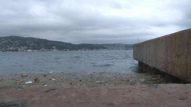 Sarıyer Sahilinde Deniz Kirliliği Devam Ediyor
