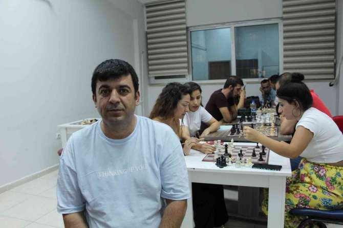 Siirt’te Farklı Meslek Grupları Bir Araya Gelerek Satranç Öğreniyor