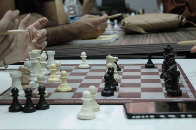 Siirt’te Farklı Meslek Grupları Bir Araya Gelerek Satranç Öğreniyor