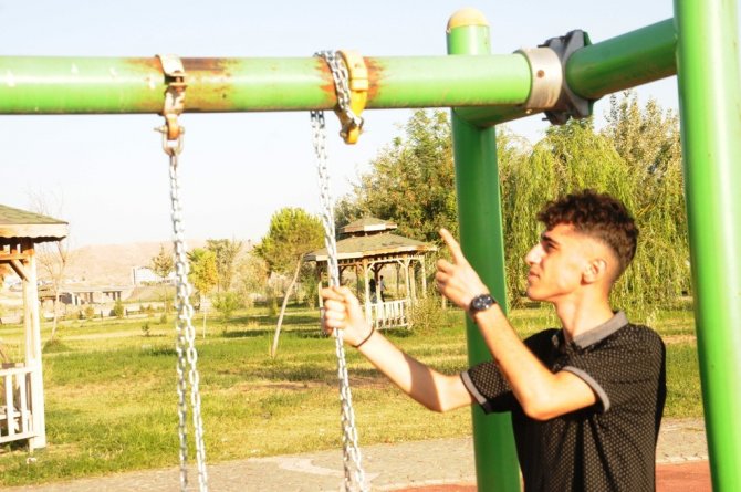 Cizre’de Parklardaki Oyuncaklar Tehlikeye Saçıyor