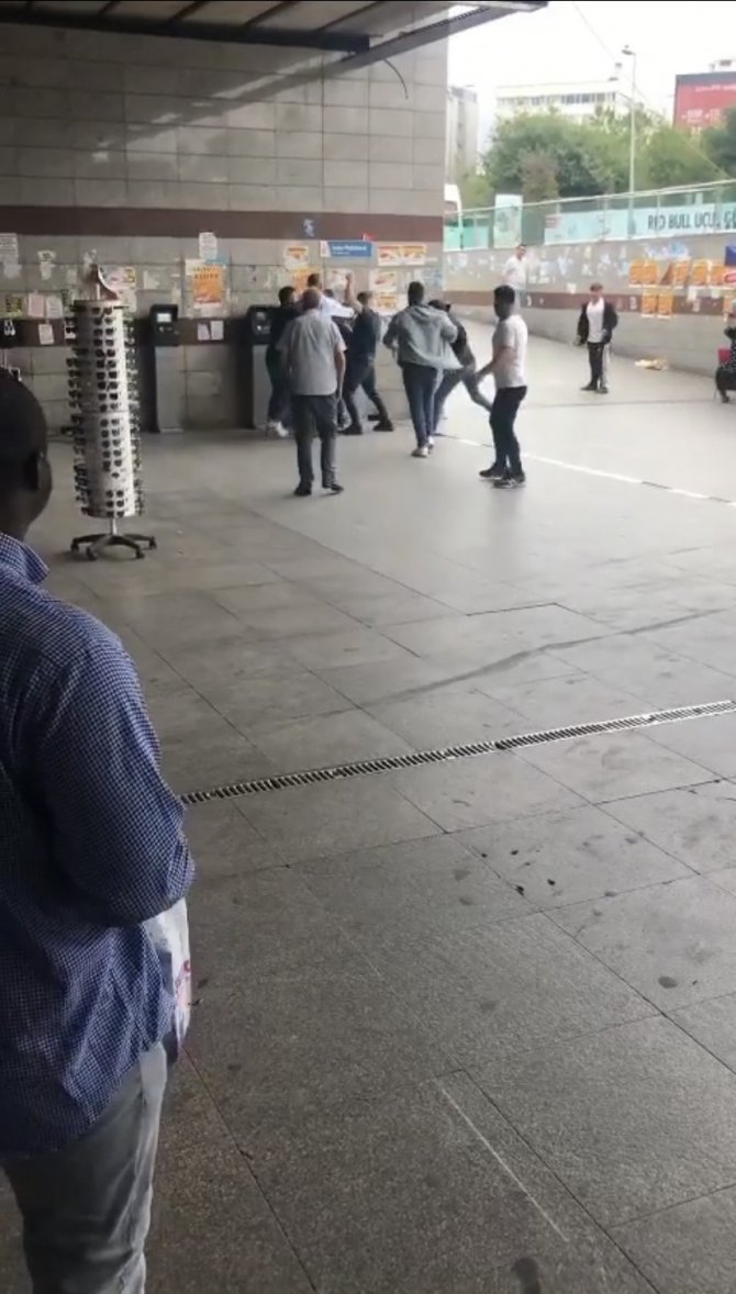 Şişli’de Simitçi Ve Esnaf Birbirine Girdi, Vatandaşlar Zor Ayırdı