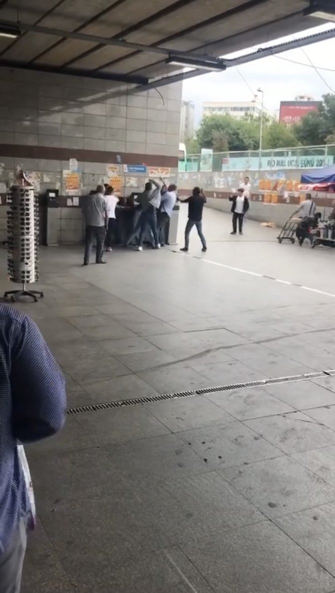Şişli’de Simitçi Ve Esnaf Birbirine Girdi, Vatandaşlar Zor Ayırdı