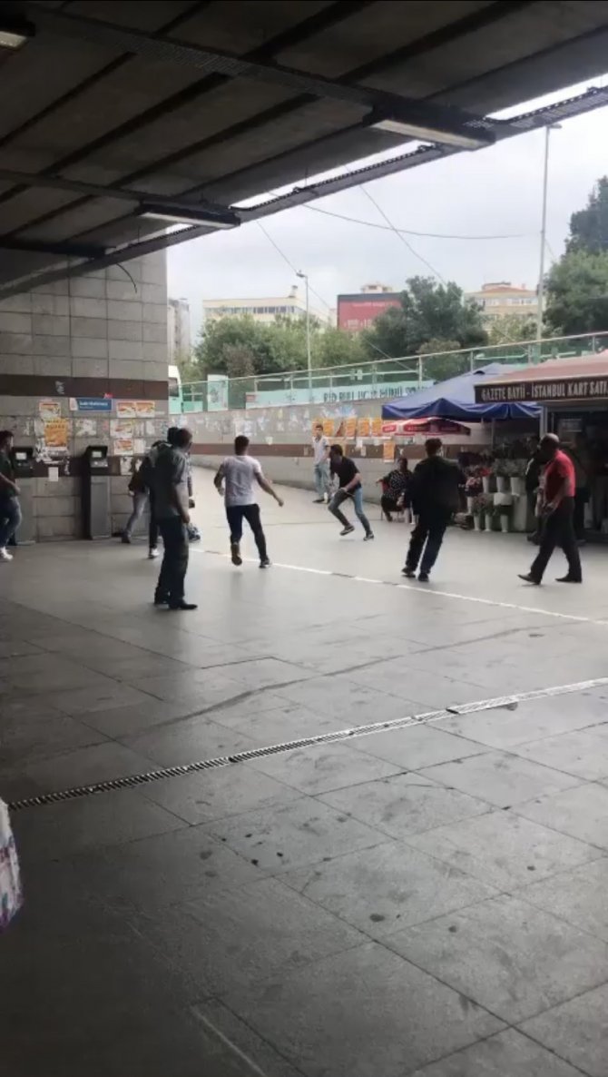 Şişli’de Simitçi Ve Esnaf Birbirine Girdi, Vatandaşlar Zor Ayırdı