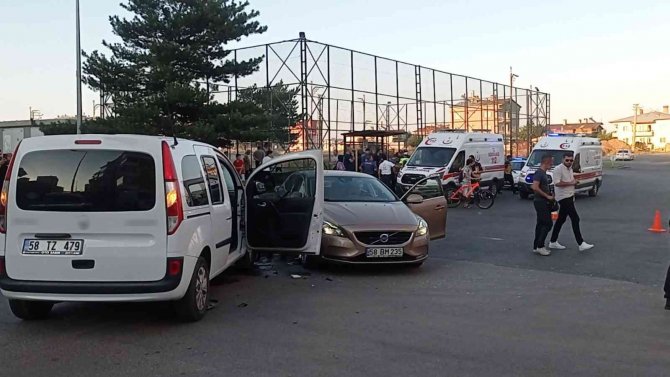 Sivas’ta Otomobiller Çarpıştı: 3’ü Çocuk 6 Yaralı