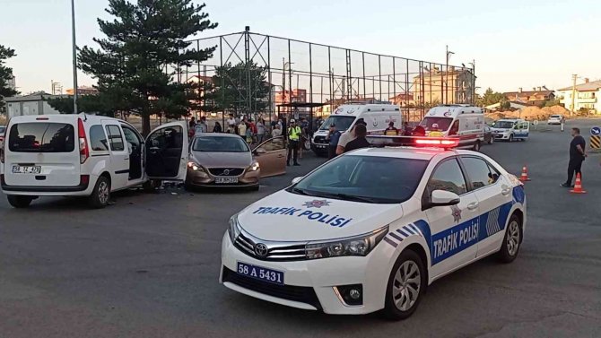 Sivas’ta Otomobiller Çarpıştı: 3’ü Çocuk 6 Yaralı