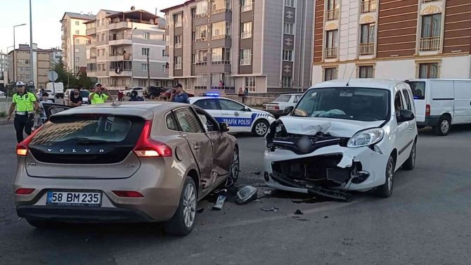 Sivas’ta Otomobiller Çarpıştı: 3’ü Çocuk 6 Yaralı