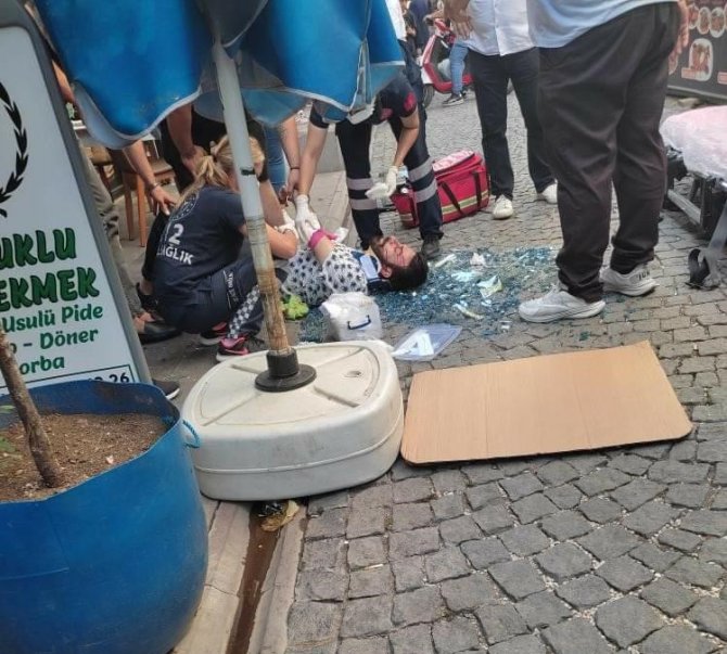 Dördüncü Kattan Kopan Cam Vatandaşın Üzerine Düştü