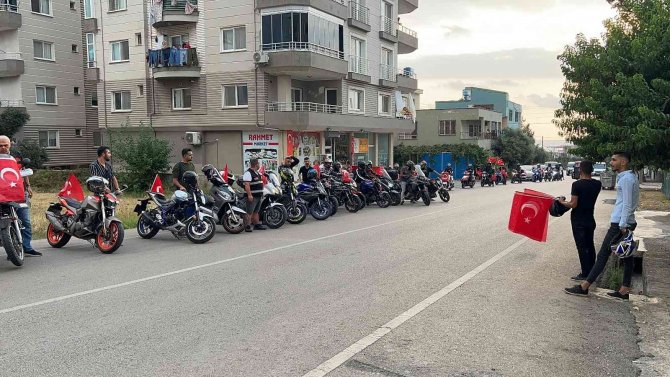 Eren Bülbül’ü Korurken 41 Kurşunla Şehit Olan Astsubay Ferhat Gedik’in Kabrine 41 Türk Bayrağı Dikildi
