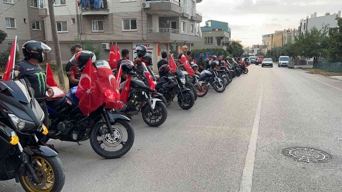 Eren Bülbül’ü Korurken 41 Kurşunla Şehit Olan Astsubay Ferhat Gedik’in Kabrine 41 Türk Bayrağı Dikildi