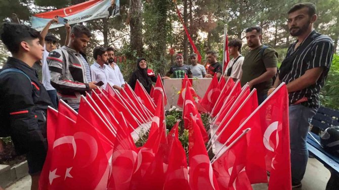 Eren Bülbül’ü Korurken 41 Kurşunla Şehit Olan Astsubay Ferhat Gedik’in Kabrine 41 Türk Bayrağı Dikildi